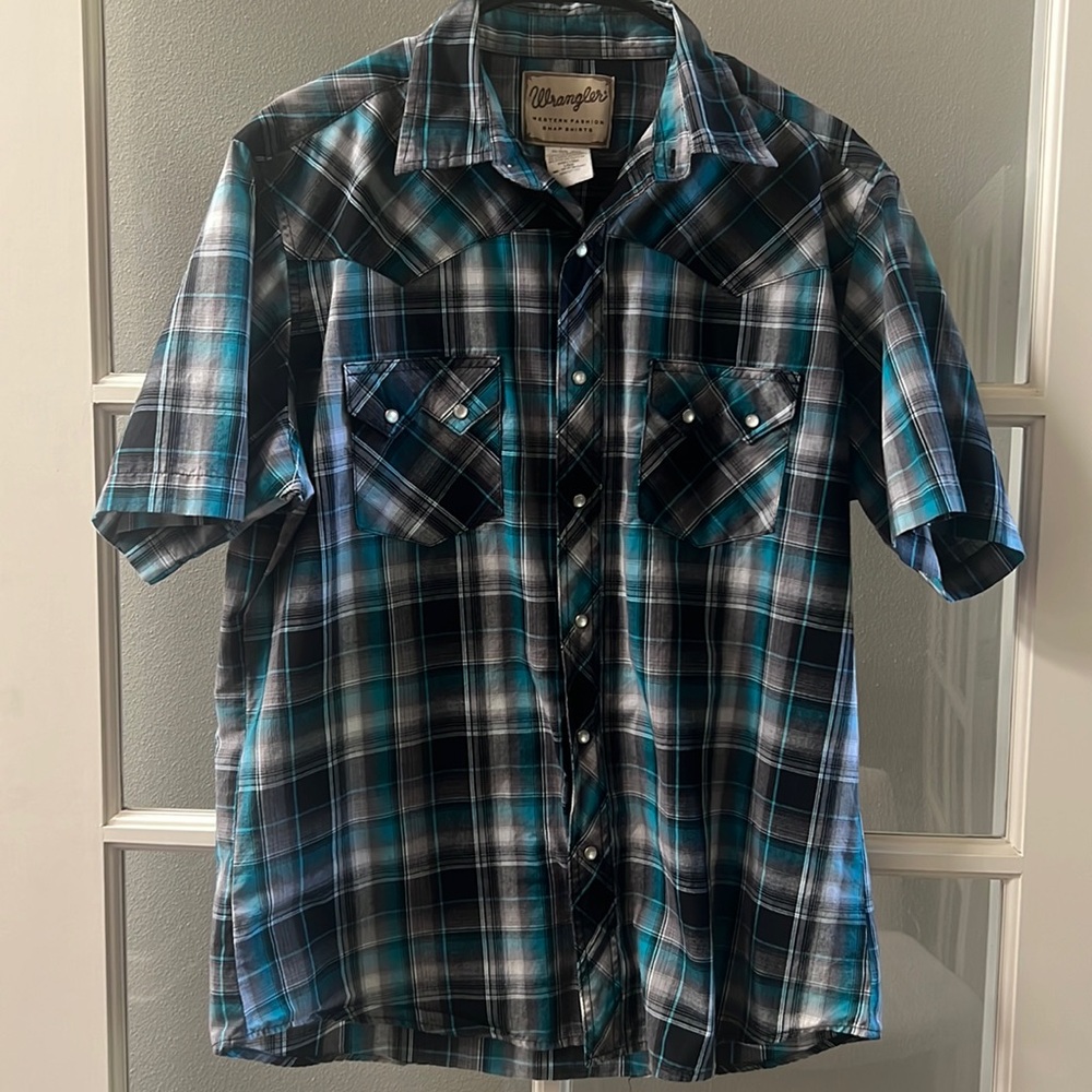 Wrangler men’s pearl snap button up-black/gray/blue- size L